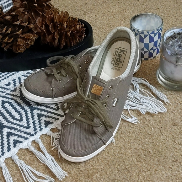 🌼Size 7 - Olive Keds Sneaker Shoes with Laces🌼 - Picture 1 of 9